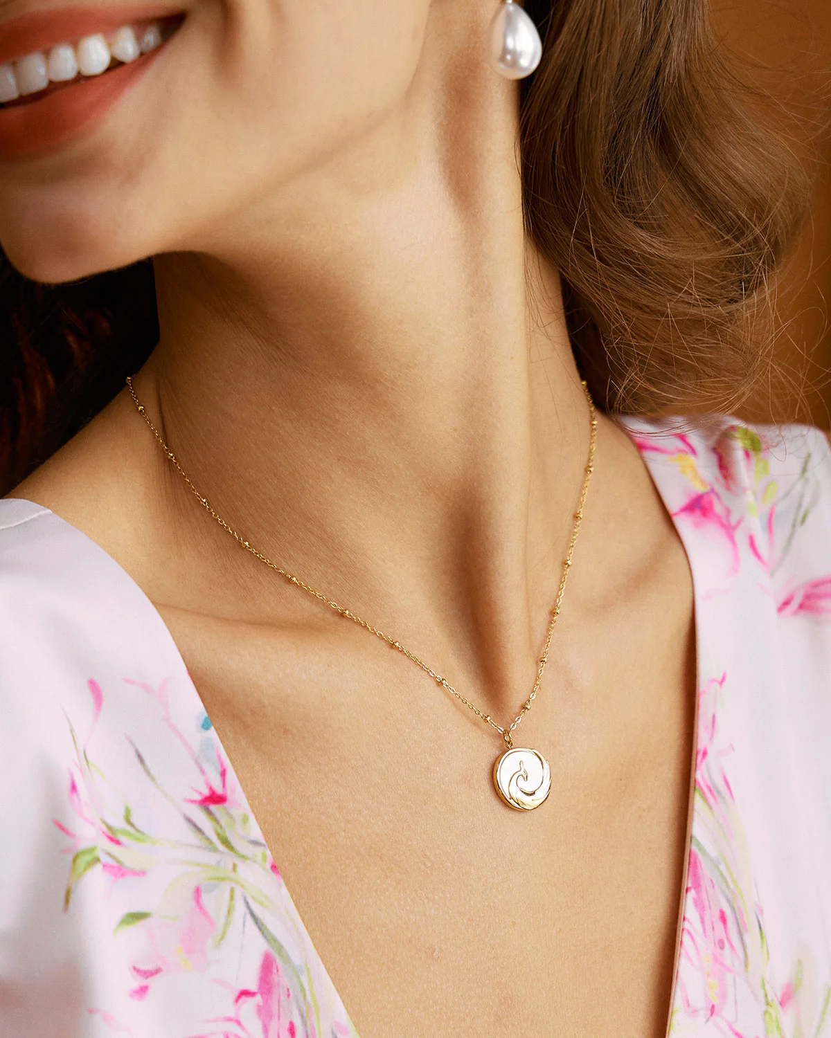 White Seashell Pendant Necklace - Image 2